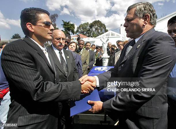 Roberto D' Aubuisson , recibe condolencias del diputado hondureno Roberto Martinez Lozano , en representacion del Parlamento Centroamericano , por la...