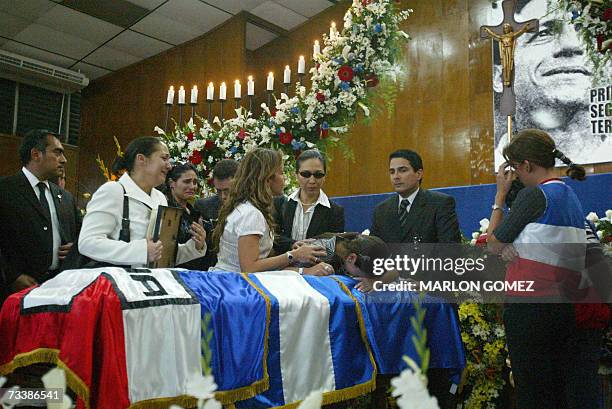 San Salvador, EL SALVADOR: La viuda de Eduardo D?Abuisson y otros familiares lloran junto a su feretro el 21 de febrero de 2007 en San Salvador. En...