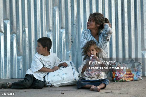 Tegucigalpa, HONDURAS: Una mujer con su dos hijos pide limosna en el centro de Tegucigalpa, el 22 de enero de 2007. El Banco Interamericano de...