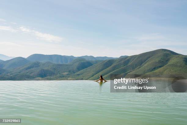 woman relaxing in thermal spring, hierve el agua, oaxaca, mexico. - oaxaca foto e immagini stock