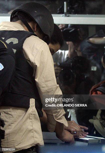 Agentes de la Policia Nacional Civil , fichan en la Torre de Tribunales a uno de sus cuatro companeros, entre ellos el jefe de la seccion contra el...