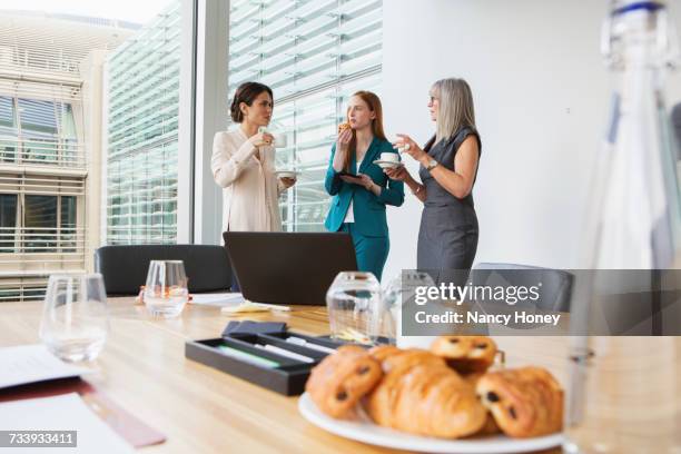 businesswomen at breakfast meeting - breakfast meeting stock-fotos und bilder