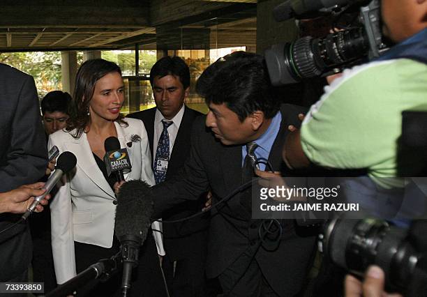 La saliente ministra de Relaciones Exteriores de Colombia, Maria Consuelo Araujo es consultada por periodistas al ingresar a la sede de la Comunidad...