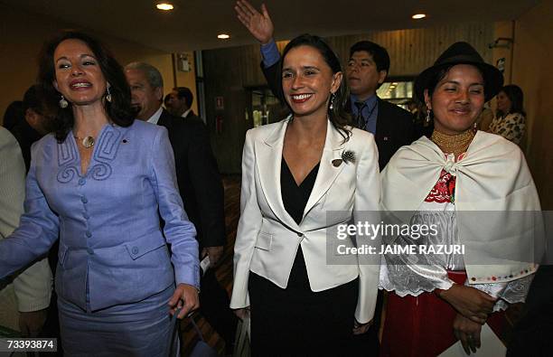 Las cancilleres de Ecuador, Maria Fernanda Espinoza y de Colombia Maria Consuelo Araujo ingresan, acompanadas de una campesina de la etnia...