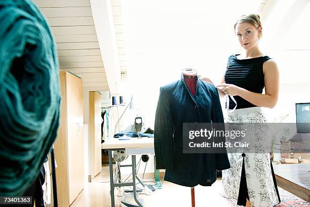 fashion designer measuring jacket on mannequin, portrait - ärmelloses oberteil stock-fotos und bilder