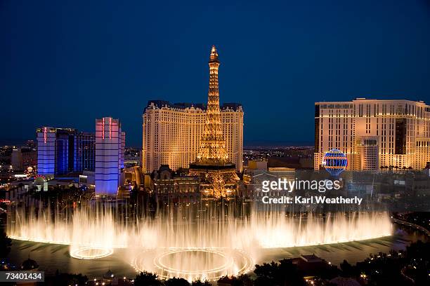 usa, las vegas, nevada, view of bellagio fountain, bally's and paris casinos - las vegas stockfoto's en -beelden