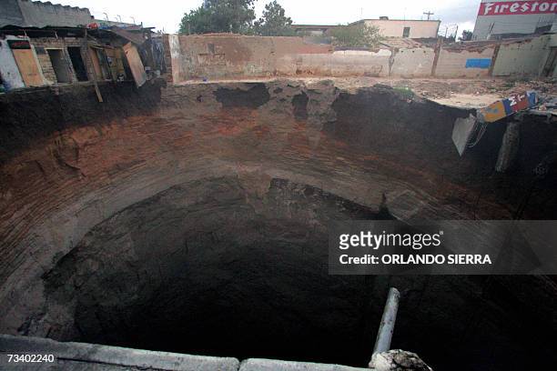 Vista del enorme agujero en el barrio San Antonio, al norte de Ciudad de Guatemala, luego que colapsara la red de drenaje de la capital, el 23 de...