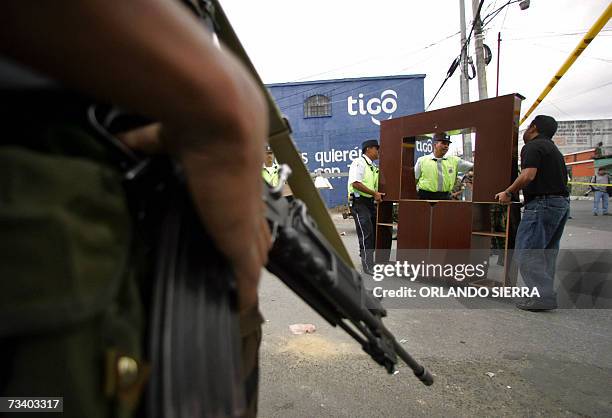 Agentes de la Policia Municipal ayudan a la evacuacion de los vecinos luego del colapso de la red de drenaje en el barrio San Antonio, al norte de...