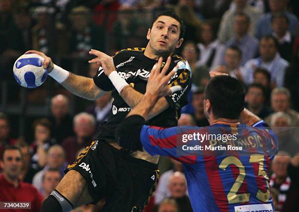 Blazenko Lackovic of Flensburg tries to score over Nenad Perunicic of Barcelona during the Champions League quarter final game between SG Flensburg...