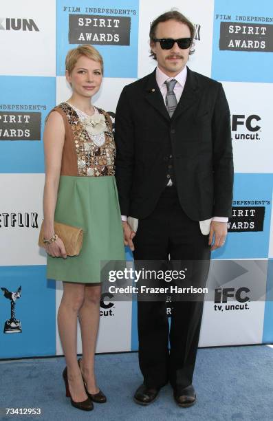 Actors Michelle Williams and Heath Ledger arrive at the 22nd Annual Film Independent Spirit Awards held at Santa Monica Beach on February 24, 2007 in...