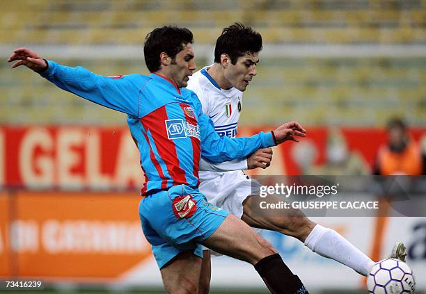 Inter's defender Javier Zanetti of Argentina kicks and score flanked by Catania's midfielder Giorgio Lucenti during their Serie A match at "Manuzzi"...