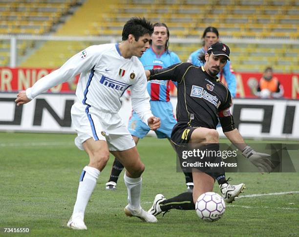 Julio Cruz of Inter Milan shoots past goalkeeper Armando Pantanelli of Catania during the Serie A match between Catania v Inter Milan at the Angelo...