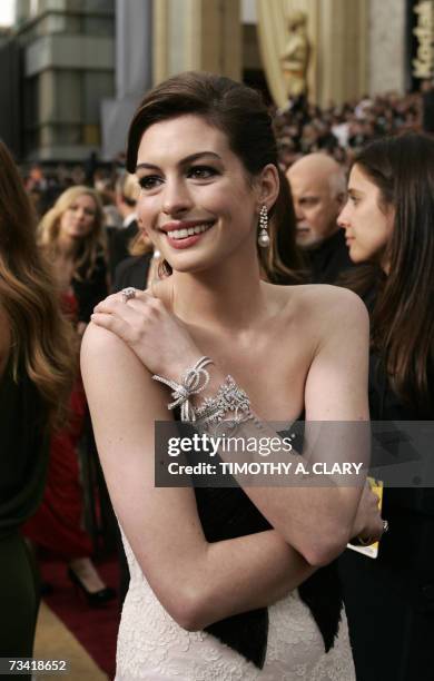 Hollywood, UNITED STATES: US actress Anne Hathaway arrives at the 79th Academy Awards in Hollywood, California, 25 February 2007. AFP PHOTO/Timothy...