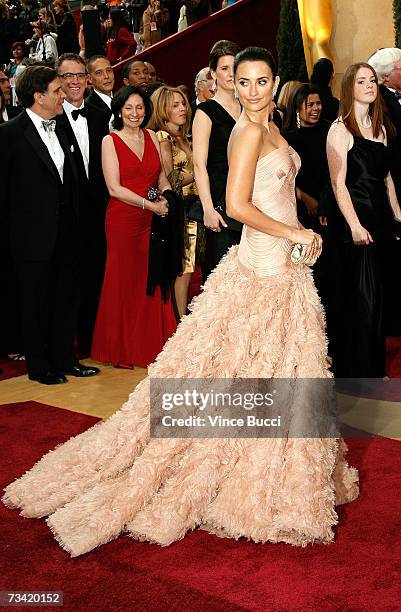 Actress Penelope Cruz attends the 79th Annual Academy Awards held at the Kodak Theatre on February 25, 2007 in Hollywood, California.