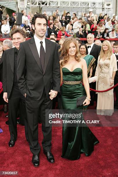 Hollywood, UNITED STATES: Sacha Baron Cohen and girfriend Isla Fisher arrive at the 79th Academy Awards in Hollywood, California, 25 February 2007....