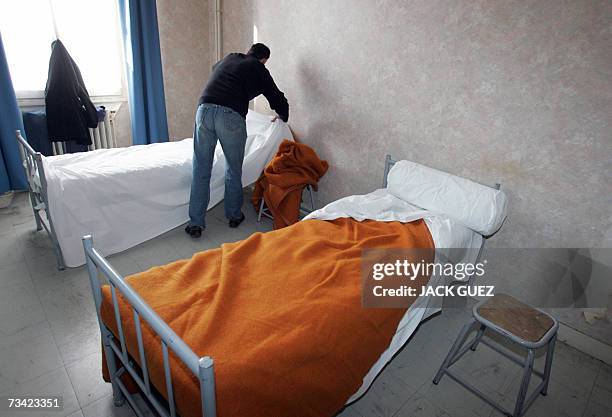Fontenay-sous-Bois, FRANCE: A homeless person, member of "Les Enfants de Don Quichotte" and coming for the Canal Saint-Martin, makes his bed in a...