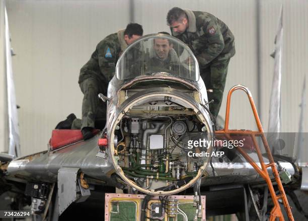 Srbija daje municiju Madjarskoj  - Page 2 Serbian-army-engineers-work-to-repair-a-serbian-air-force-mig-29-fighter-jet-in-belgrade-26