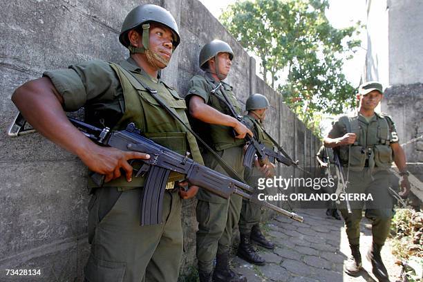 Soldados del Ejercito de Guatemala brindan seguridad en los alrededores de la carcel de maxima seguridad de El Boqueron, en Cuilapa, departamento de...