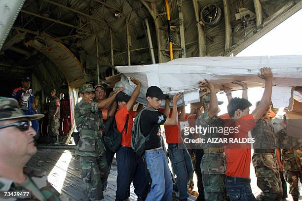 Soldados bolivianos descargan carpas y alimentos de un avion Hercules venezolano con ayuda humanitaria en el aeropuerto de Trinidad, a 1300 Km de La...