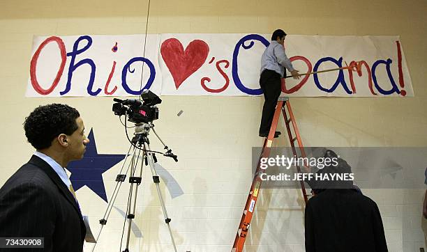 Highland Hills, UNITED STATES: Signs are put up before US Democratic presidential hopeful Senator from Illinois Barack Obama speaks to supporters at...