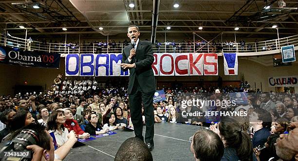 Highland Hills, UNITED STATES: Democratic presidential hopeful Senator Barack Obama, D-IL speaks to supporters during a rally 26 February 2007 at the...