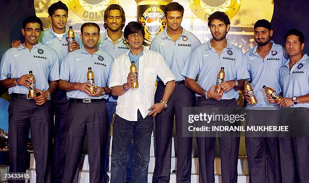 Bollywood filmstar Shah Rukh Khan poses with members of the Indian cricket team Robin Uthappa, Santhakumaran Sreesanth, Virender Sehwag, Mahendra...