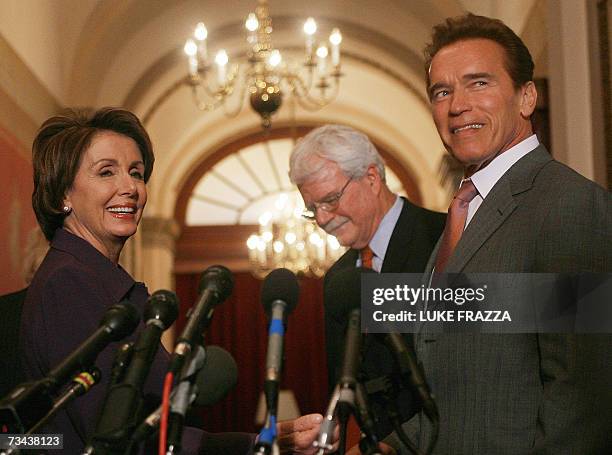 Washington, UNITED STATES: Speaker of the US House of Representatives Nancy Pelosi , D-CA, and California Governor Arnold Schwarzenegger speak to...