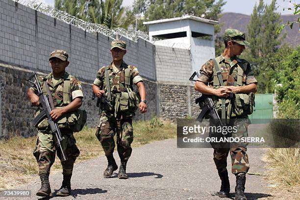 Soldados del Ejercito de Guatemala vigilan la carcel de maxima seguridad de El Boqueron, en Cuilapa, departamento de Santa, el 27 de enero de 2007....