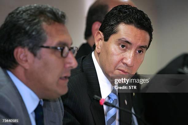 El ministro de Seguridad de El Salvador, Rene Figueroa, da declaraciones durante una conferencia de prensa realizada en la sede del Ministerio...
