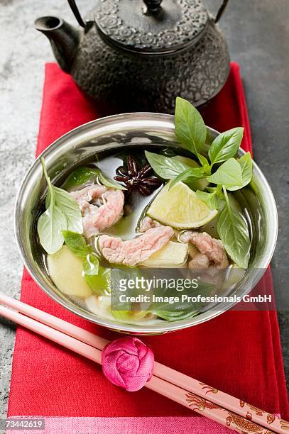 chicken and lemon grass soup with lime, thai basil (asia) - hühnerbrühe stock-fotos und bilder