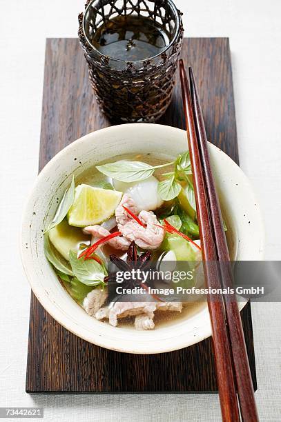 chicken and lemon grass soup with lime, thai basil (asia) - hühnerbrühe stock-fotos und bilder