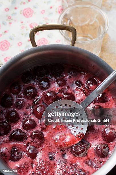 making cherry jam - marmelade machen stock-fotos und bilder