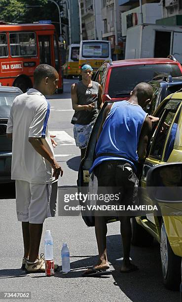 Rio de Janeiro, BRAZIL: Street youngsters sale mineral water and sodas in a traffic light at Copacabana, in Rio de Janeiro, Brazil, 28 February 2007....