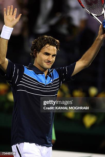 Dubai, UNITED ARAB EMIRATES: Swiss player Roger Federer waves after beating his opponent Italy's Daniele Bracciali during their ATP Dubai Duty Free...