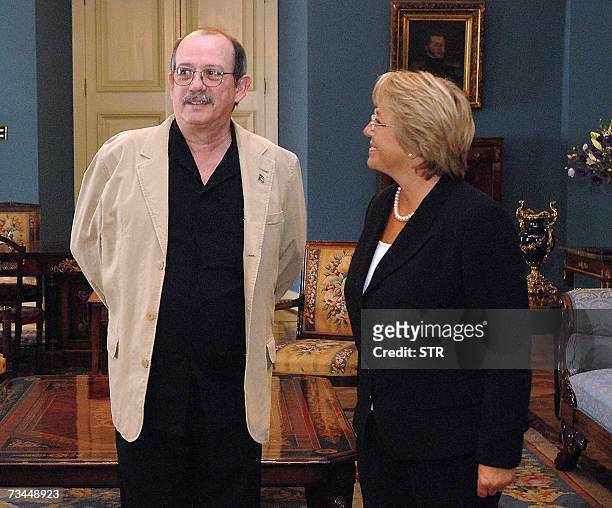 La presidenta de Chile, Michele Bachelet, dialoga con el cantaautor Cubano Silvio Rodriguez el 28 de febrero de 2007 en el Palacio de la Moneda en...
