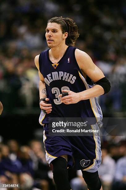 Mike Miller of the Memphis Grizzlies runs upcourt against the Dallas Mavericks on February 7, 2007 at American Airlines Center in Dallas, Texas. The...