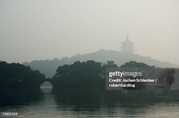 west lake, hangzhou, zhejiang province, china, asia - west lake hangzhou fotografías e imágenes de stock