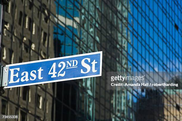 east 42nd street sign, manhattan, new york city, new york, united states of america, north america - 42nd street stockfoto's en -beelden