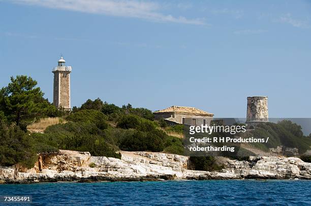lighthouse and old ruined lighthouse, fiskardo, kefalonia (cephalonia), ionian islands, greek islands, greece, europe - fiskardo stockfoto's en -beelden