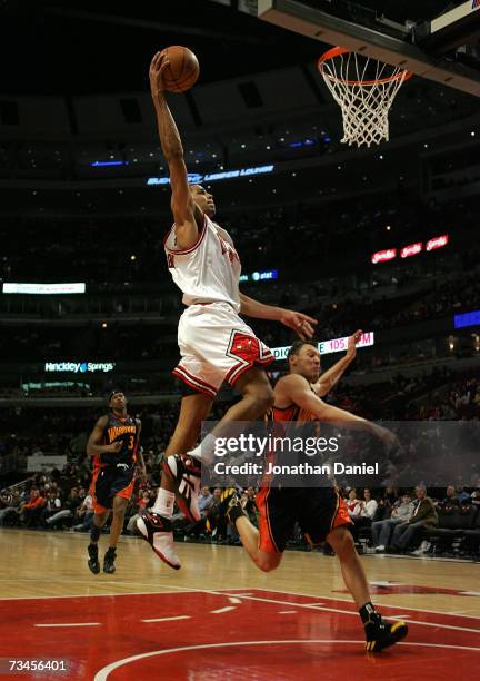 Thabo Sefolosha of the Chicago Bulls drives for dunk attempt against Sarunas Jasikevicius of the Golden State Warriors February 28, 2007 at the...