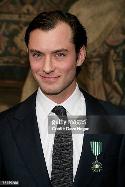 Actor Jude Law poses with the Chevalier des Arts et des Lettres medal at a photocall to launch 'A Rendez-vous with French Cinema' at the French...