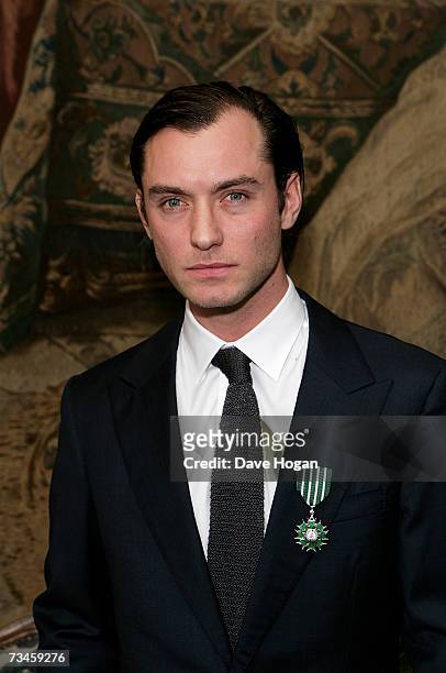Actor Jude Law poses with the Chevalier des Arts et des Lettres medal at a photocall to launch 'A Rendez-vous with French Cinema' at the French...