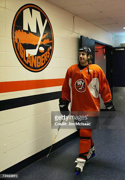 Ryan Smyth of the New York Islanders walks to the ice for the morning skate before playing the St Louis Blues on March 1, 2007 at Nassau Coliseum in...