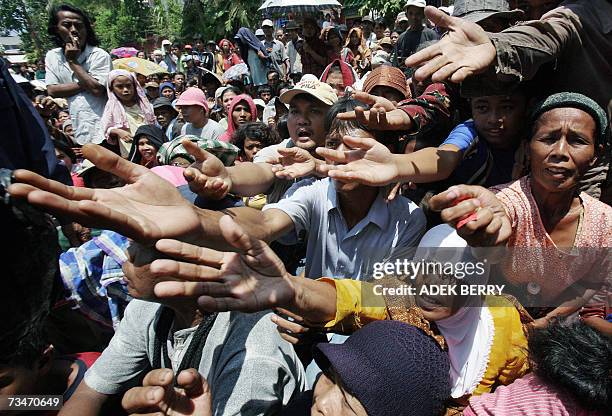 Jakarta, Java, INDONESIA: Beggars raise their hands for alms outside a Chinese temple ahead of the Chinese new year in Jakarta, 17 February 2007....