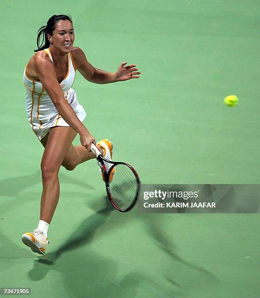 Jelena Jankovic of Serbia returns to Justine Henin of Belgium during their WTA Qatar Total Open semi-final match in Doha, 02 March 2007. AFP...