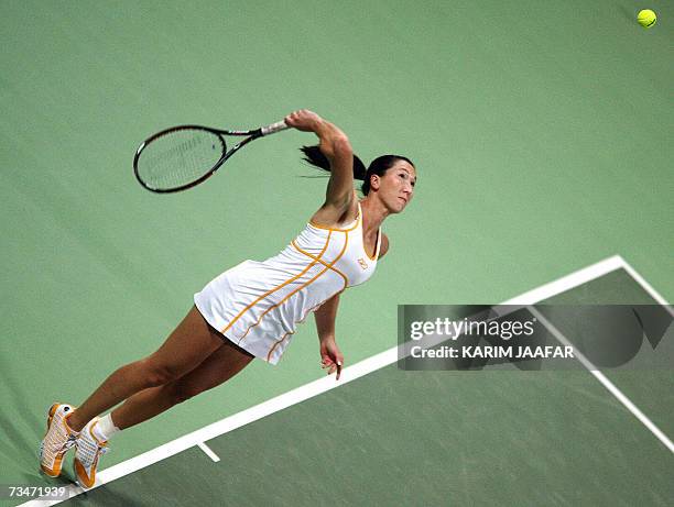 Jelena Jankovic of Serbia returns to Justine Henin of Belgium during their WTA Qatar Total Open semi-final match in Doha, 02 March 2007. AFP...