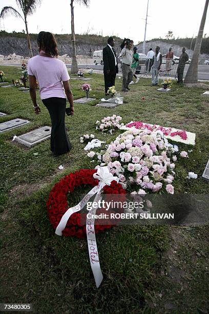 Locals stand before the grave of Anna Nicole Smith during sunset 02 March 2007 at the Lakeview Memorial Gardens in Nassau in the Bahamas. Former...