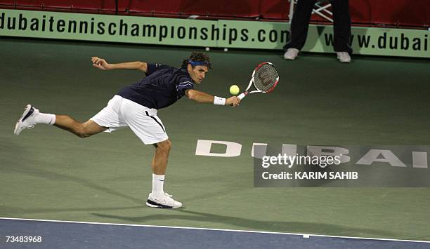 Dubai, UNITED ARAB EMIRATES: Roger Federer of Switzerland returns the ball to Mikhail Youzhny of Russai during their final tennis match for the Dubai...