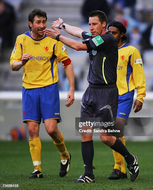 Marco Grimm of Braunschweig argues with referee Wolfgang Walz during the Second Bundesliga match between 1860 Munich and Eintracht Braunschweig at...