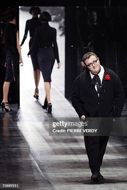 Casablanca-born designer Albert Elbaz ackowledges the public at the end of Lanvin Autumn/Winter 2007/2008 ready-to-wear collection show in Paris, 04...